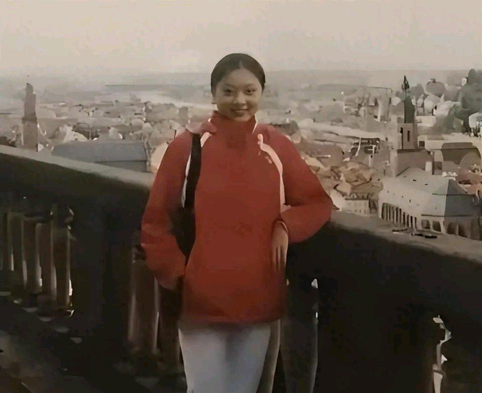 娱乐圈有不少女星因美貌被导演看中，有位女星就是如此，25岁就生下3个孩子。她当年