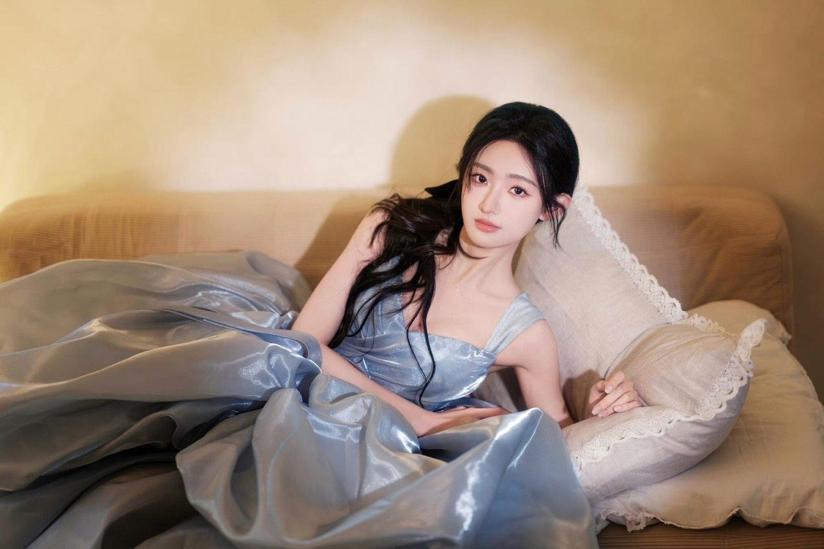 杨雨潼黑发辛德瑞拉蓝色裙摆漾开深海的梦，黑发是她最神秘的王冠。光影勾勒侧颜时恍