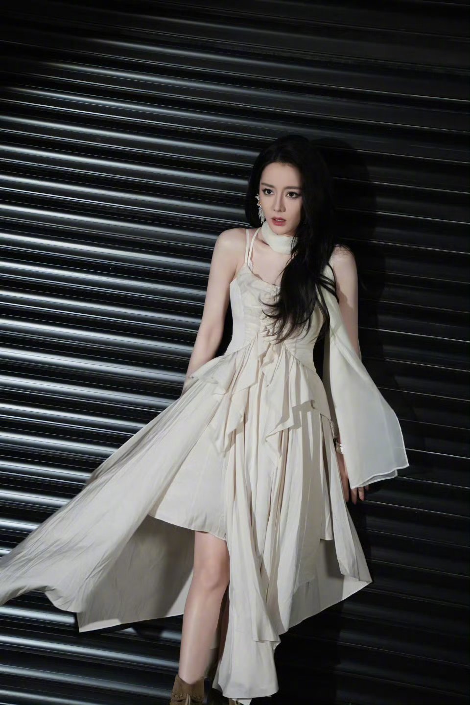 迪丽热巴眼窝立体到自带阴影骨相美真的赢麻了！眼窝深邃立体到自带阴影效果，五官精致