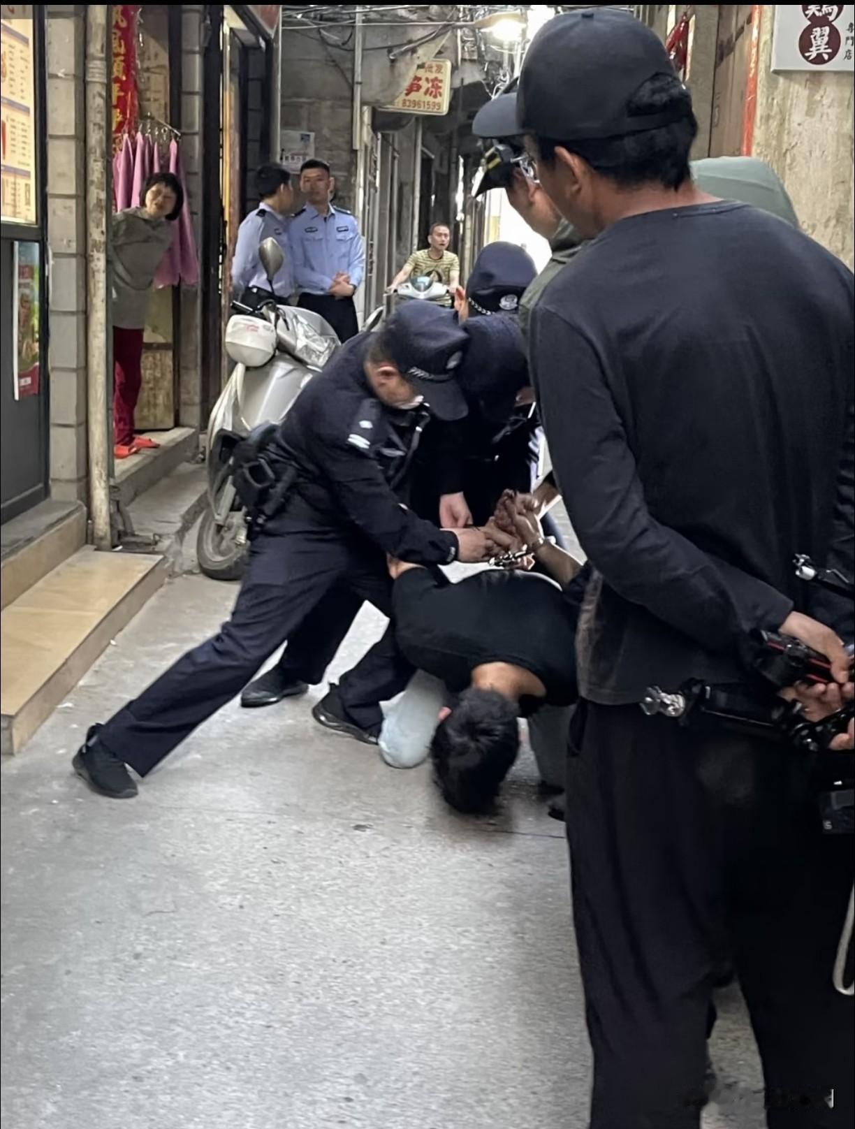 有人问，刑警抓了那么多犯罪分子，难道就不怕坏人报复吗？总有人好奇，刑警常年