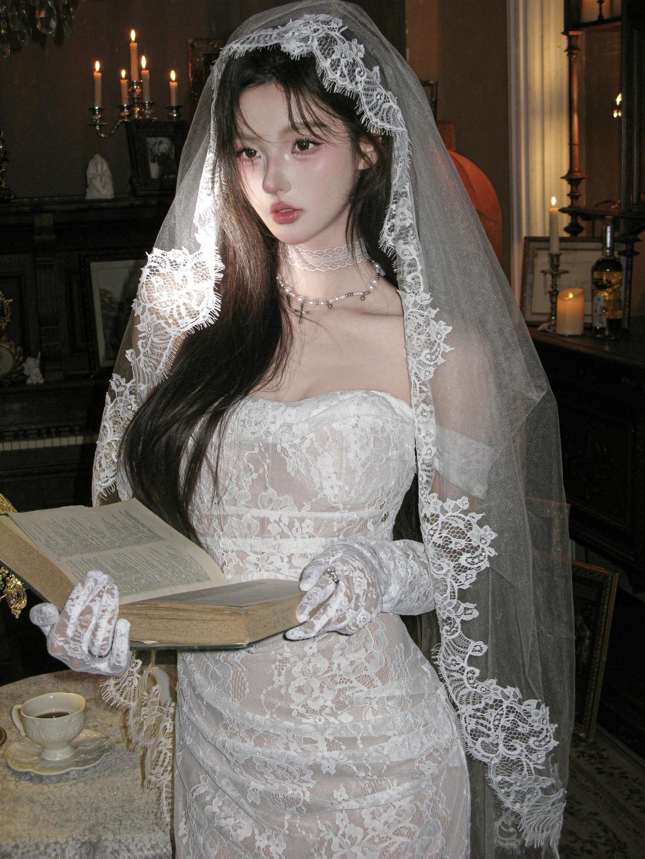 本组作品通过道具的巧妙运用，让顺光下的婚纱人像摆脱了单一摆拍的僵硬感。旧书、瓷质