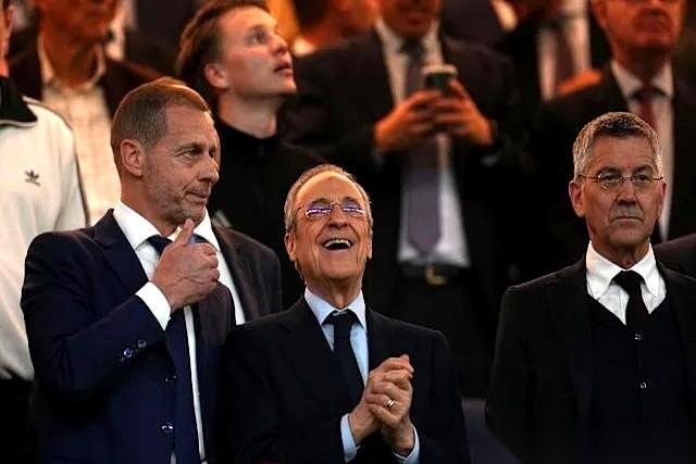 皇马（皇家马德里）的权力核心，正传出一种类似瓷器碎裂的闷响。连续两个赛季奖杯柜空