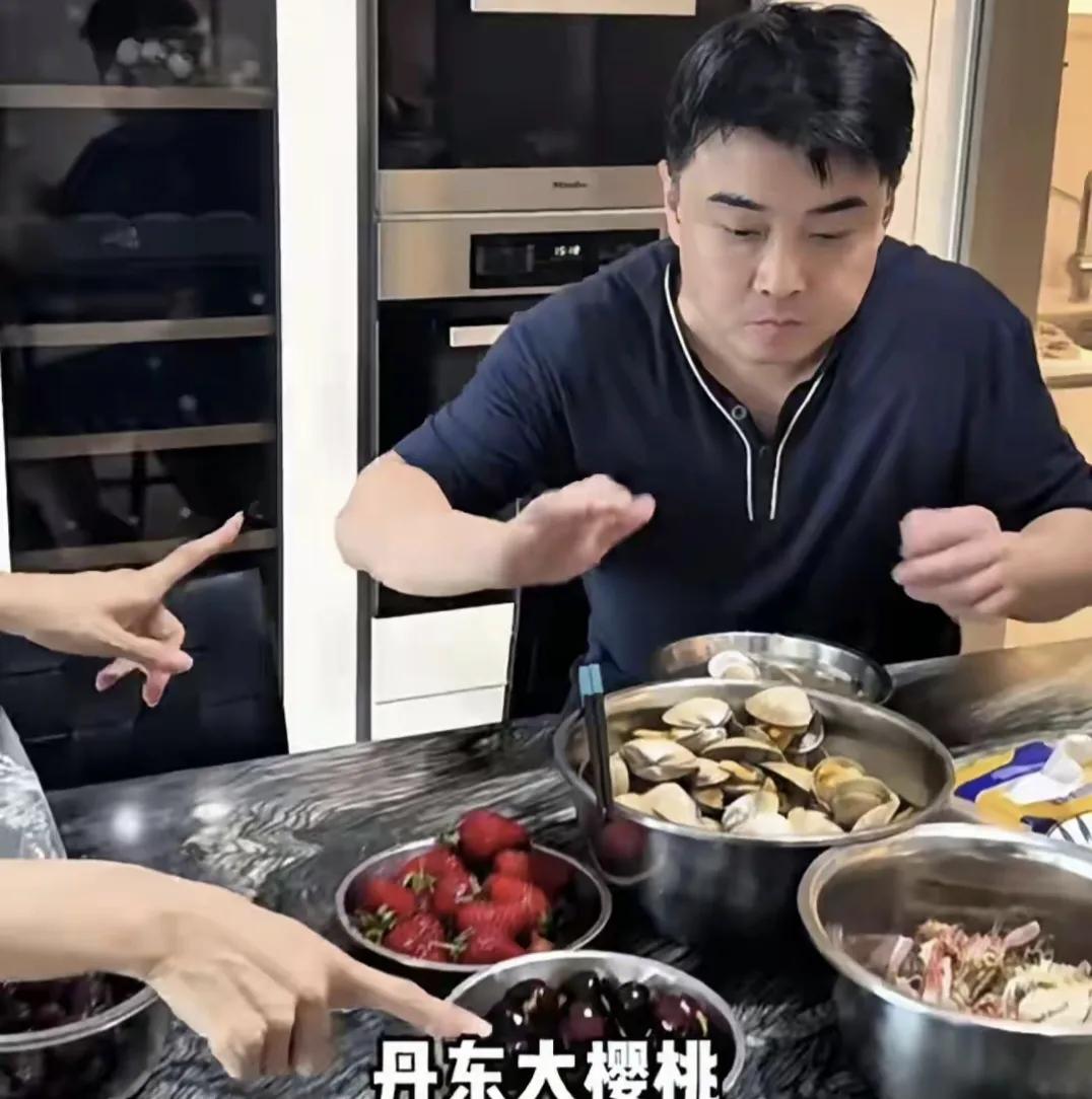 王皓老婆晒东北娘家寄来的特产，丹东草莓大樱桃都是王皓喜欢吃的王皓老婆闫博雅晒出
