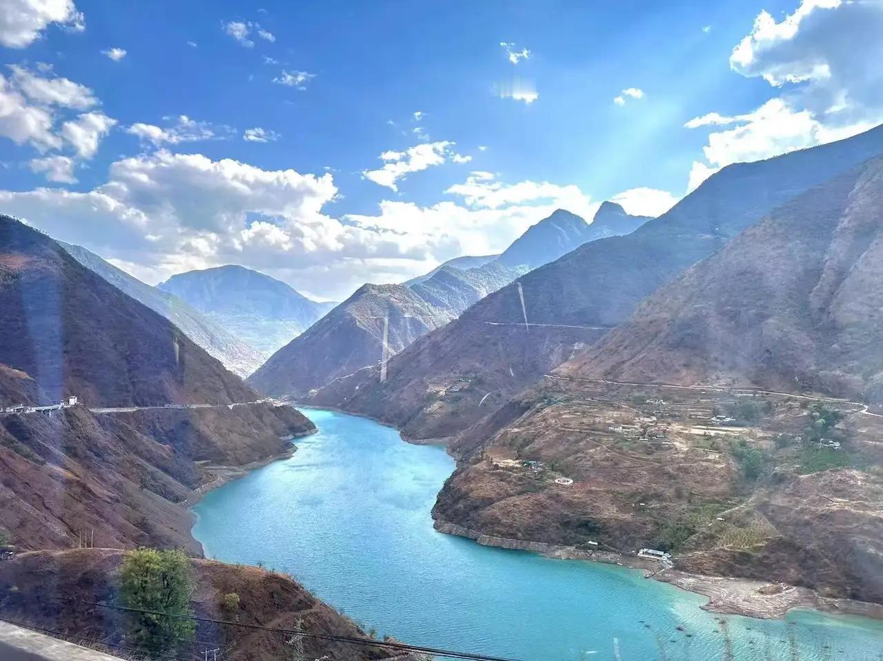 云南泸沽湖，冬日景色正如人们赞美的：“一半人间一半仙”一望无际的湖水深邃碧蓝，倒