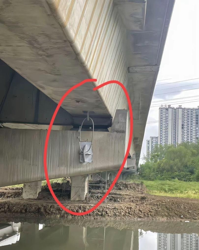 桥梁上锁，是什么科学原理呢？求科普