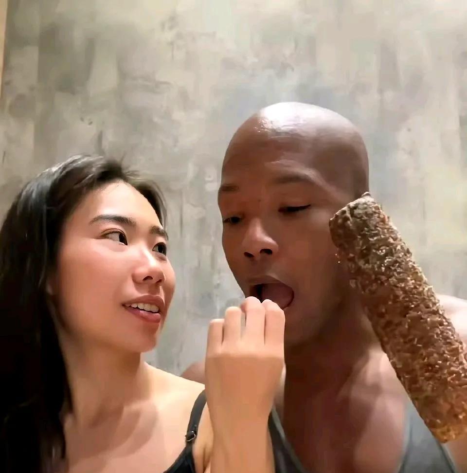 黑人里面确实有长的很帅的，不然那么多国内女孩被外国小黑哥拿下。现在这种现象太普