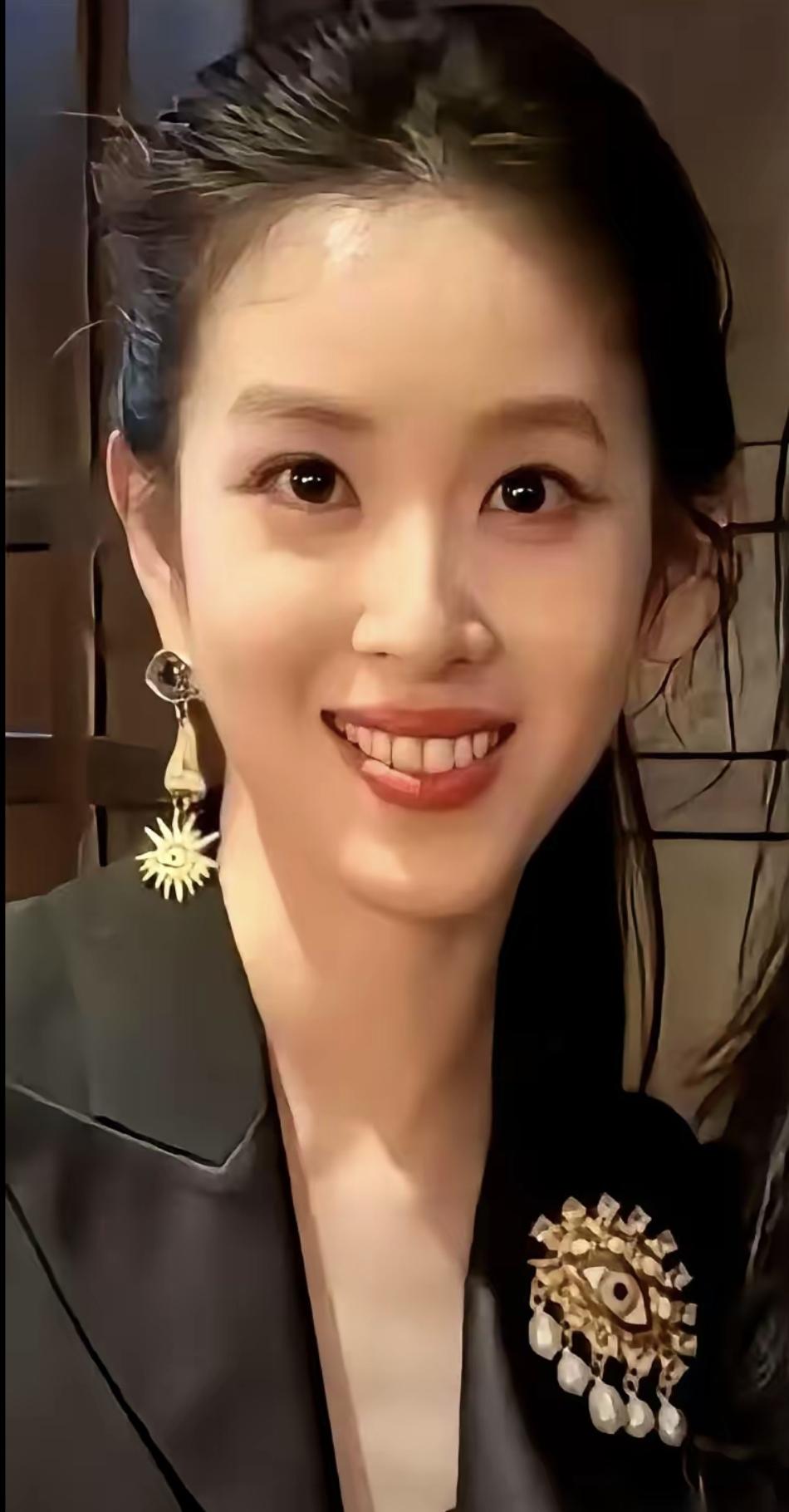 最近那个说自己是迪拜王妃的女的，直播间卖9.9块的香水，被人扒出住在杭州郊区的回