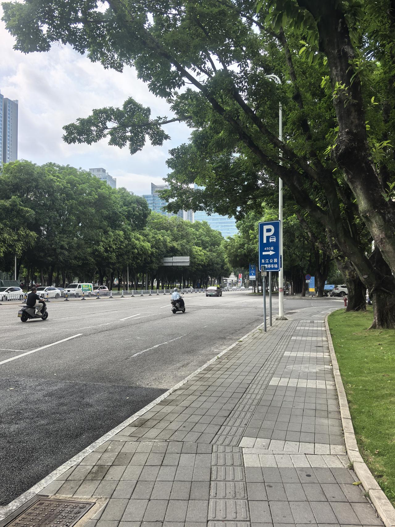 走在街上，突然发现博罗县城的人行道比惠州的都好了。博罗县城这一年来，生长发育停