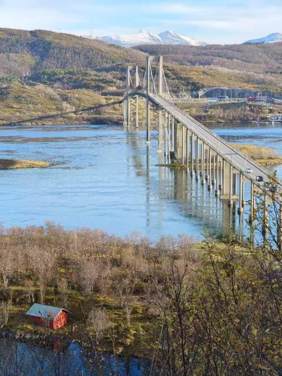 挪威特罗姆瑟海峡湾风光挪威特罗姆瑟跨海大桥，横卧在澄澈碧蓝