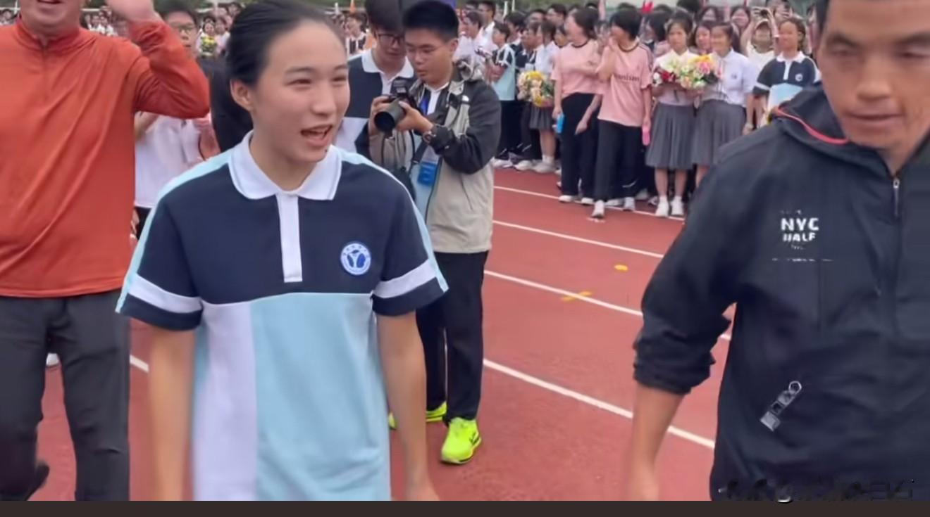 归来仍是高中生！小孩姐闪现运动会！最近，小孩姐陈妤颉回到效实中学参加运动会！亚运冠军和机器人来了一场