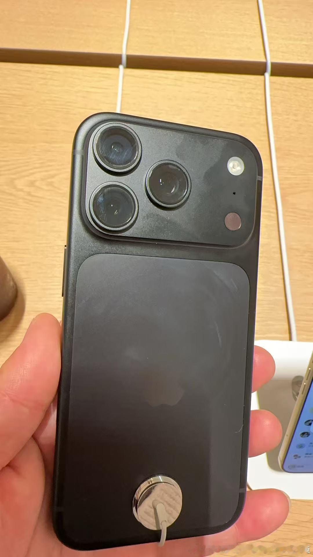 iPhone18ProMax真机上手黑色高级，但太粘指纹了银色背板与机身做了同色化，比17pm好看多