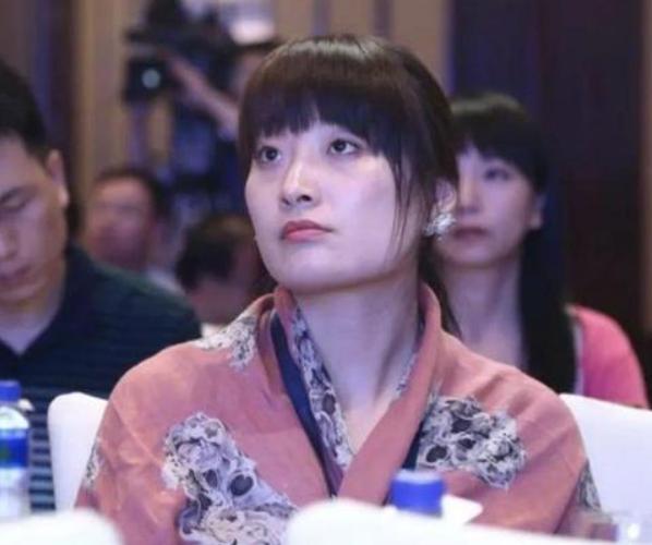 宗馥莉栽了！没爹撑着就是不行！宗馥莉离开那天办公桌上还压着父亲手写的
