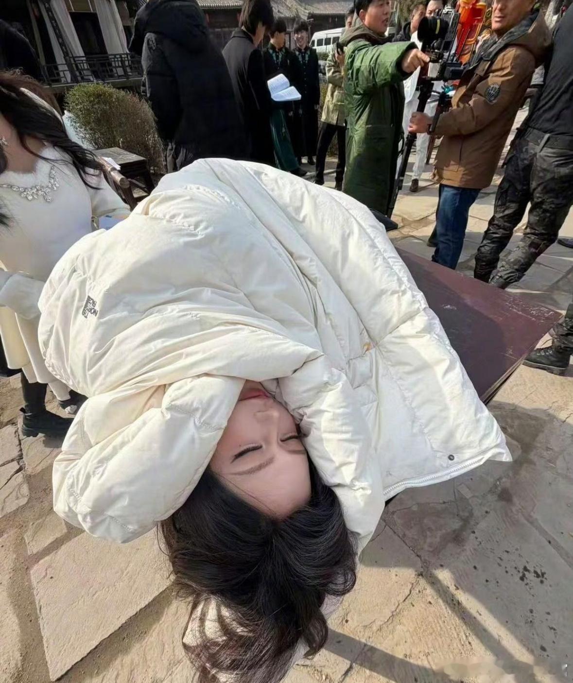 韩安冉也太搞笑了吧，直接躺在拍摄桌上就睡，关键其他演员还在拍摄中，画风真的很突兀