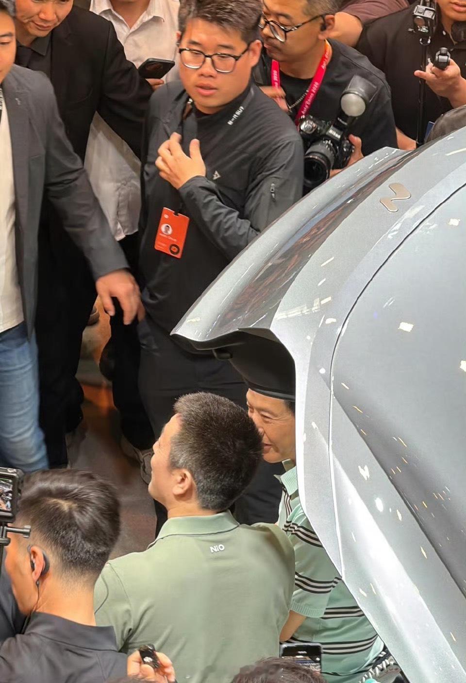 小米雷总打卡蔚来展台，当场给斌哥送上印有“一起加电”的专属T恤！稍后奉上雷总打卡