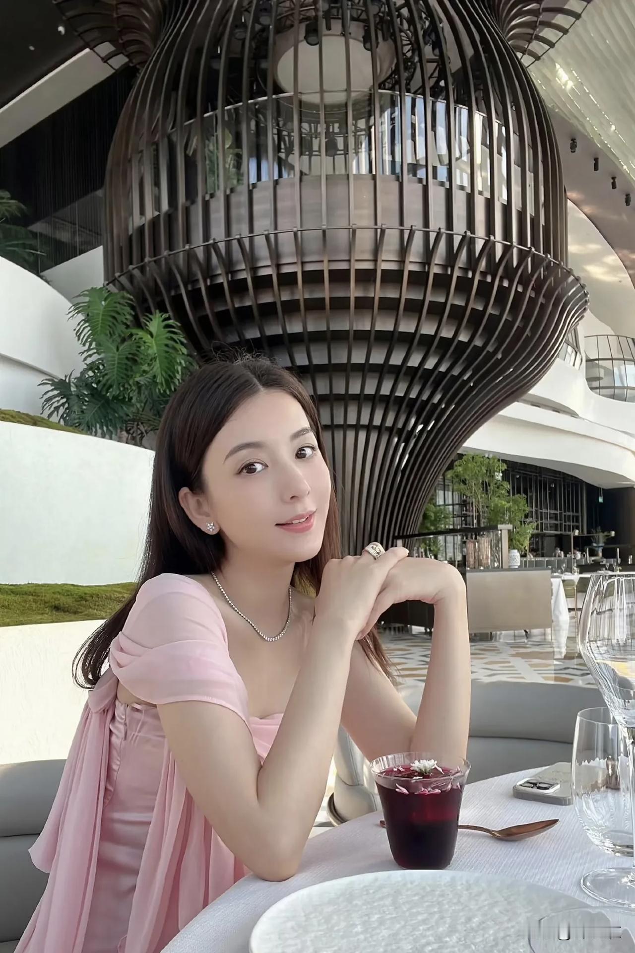 方媛长得很好看，而且她的面相也很好，看起来很温柔，很柔弱，是优质男会喜欢的类型。