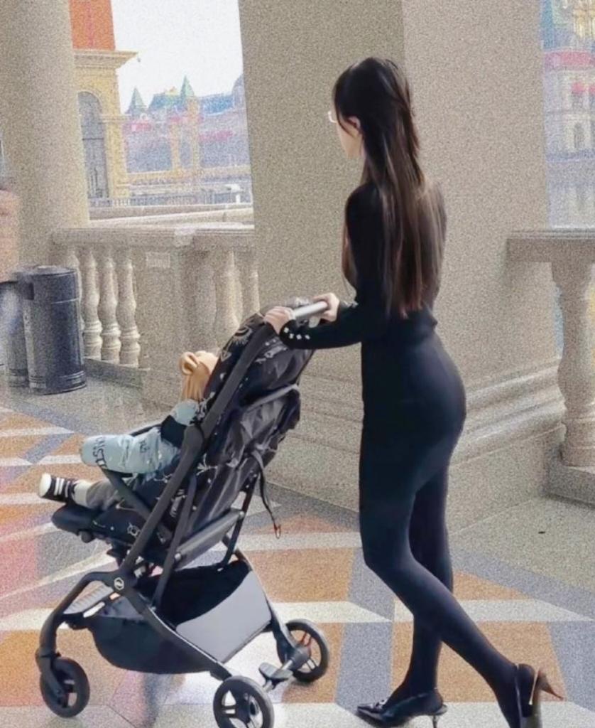 刷到这组图，真的太羡慕了！生完孩子还能保持这么好的身材，这大概是每个妈妈都向