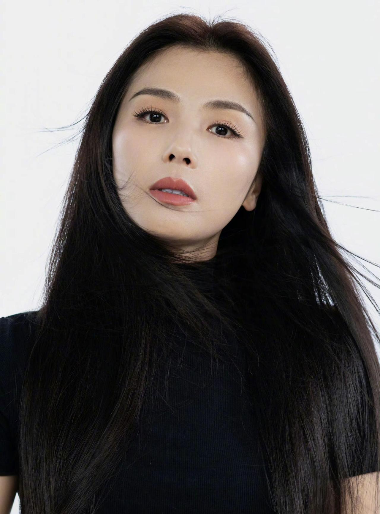 刘涛这黑长直造型又帅又美！涛姐是吃了防腐剂吗？怎么越来越少女啊！乌发如瀑衬得