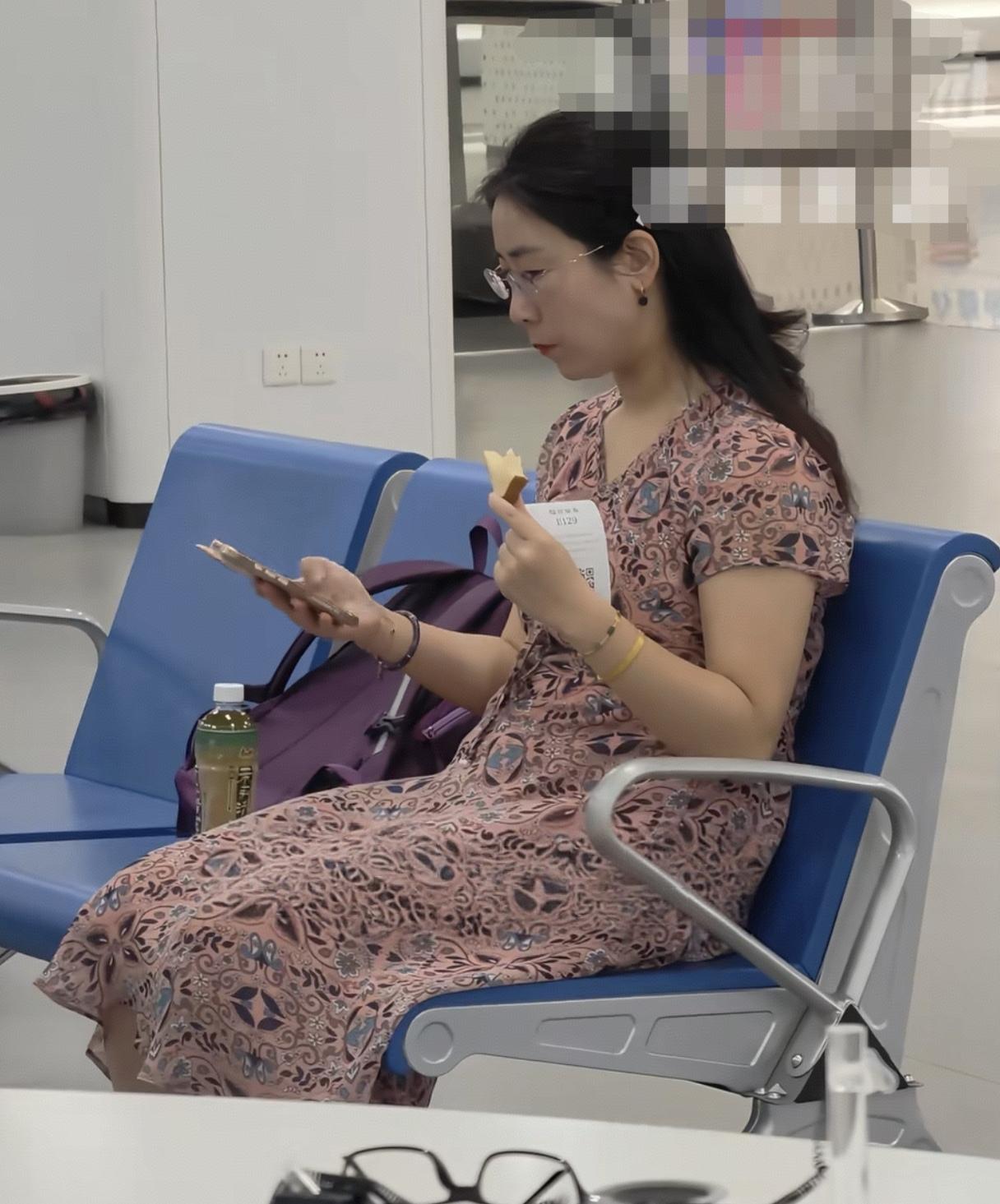 看了朱女士昨天在无锡时候的样子，我有点儿明白为什么唐先生会更喜欢曹女士了原