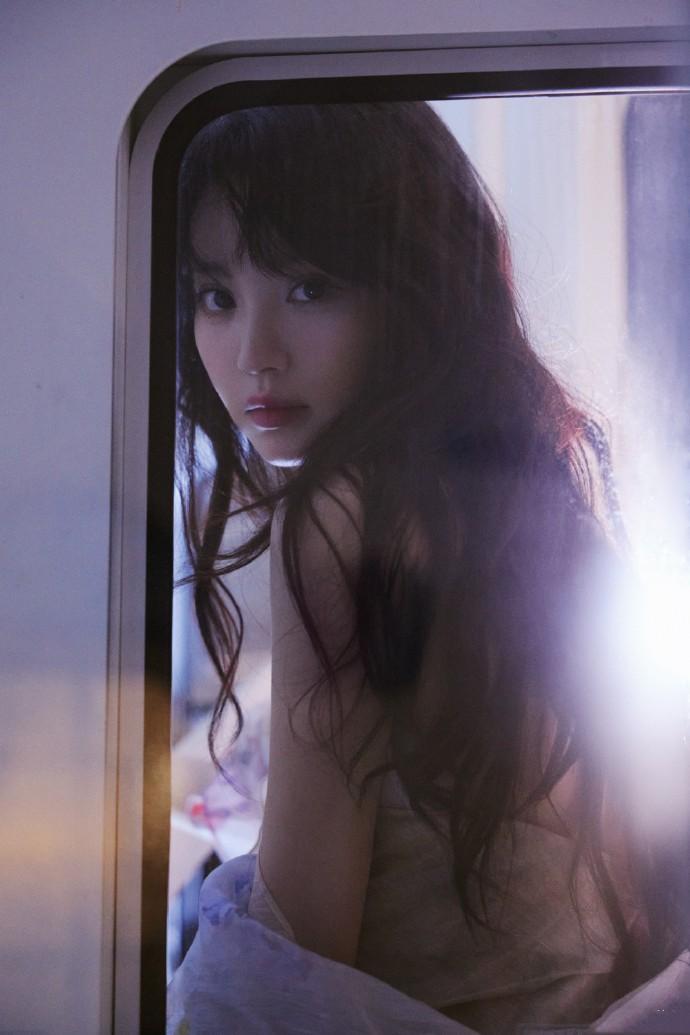 田曦薇，烂漫花裙，青春可人。