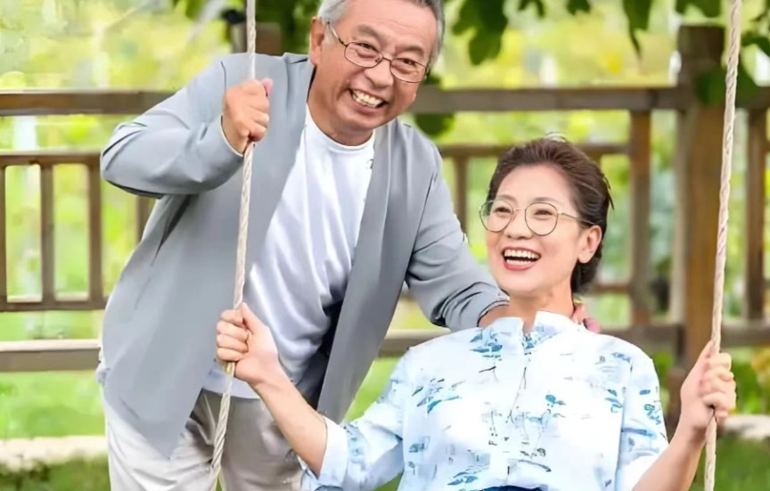 上海一62岁女子，发现丈夫和自己50岁的闺蜜在一起了，愤怒结束35年婚姻，离婚后