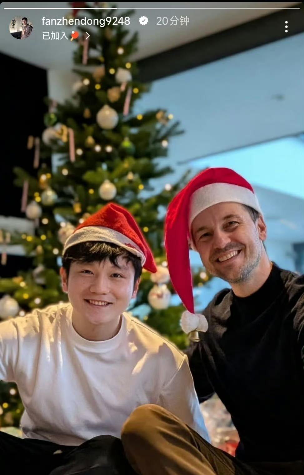 盼啊盼，终于盼来了正主发的平安夜合影！东东戴着红色圣诞帽，和波尔大哥在圣诞树前