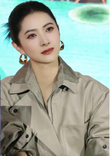 大学时与男神靳东爱得轰轰烈烈，最终却因父亲的强烈反对而遗憾分手。告别校园恋情后，