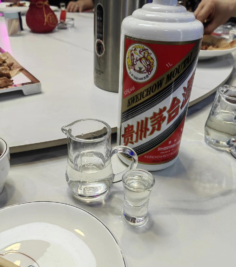 茅台近十年股价变化：2016年：约300元/股2017年：约700元/股