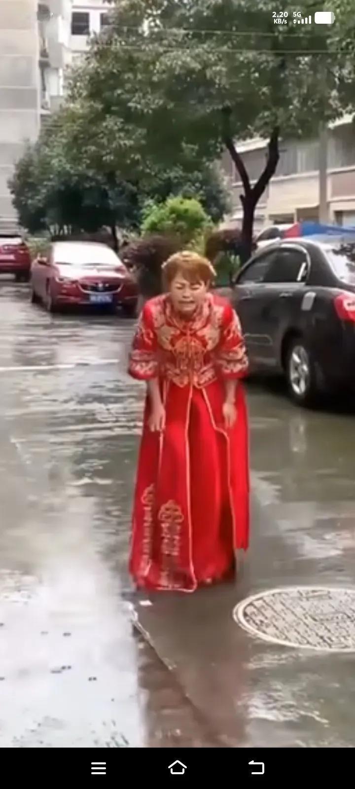 真拼了！本该是满心欢喜、身披嫁衣奔赴幸福的婚礼当天，却因女方父母不满彩礼阻拦出嫁