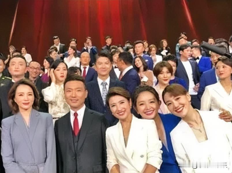 前面一排都是央视主持人，左边的是董卿和康辉，右边的三位美女主持人，你能说出她们的