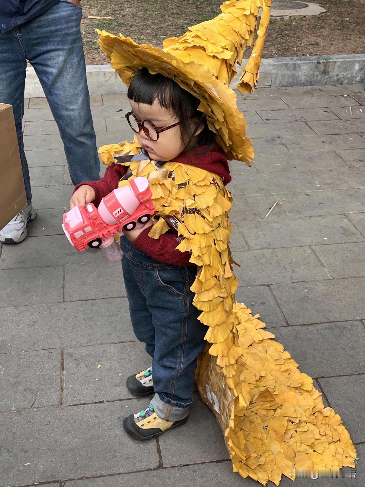 11.10在地坛公园偶遇的小宝贝！真的要被萌化了！圆乎乎的小脸，眼睛亮得