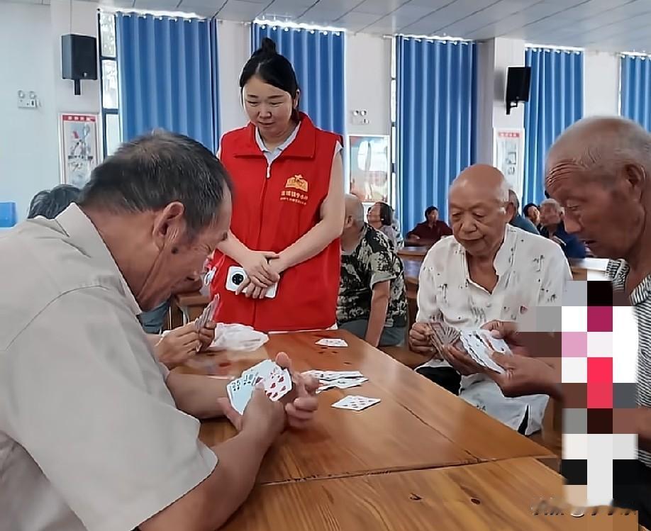 近日，安徽亳州市谯城区古城镇宁小村，高温酷暑天气，村里老年人在家不舍得开空调，村