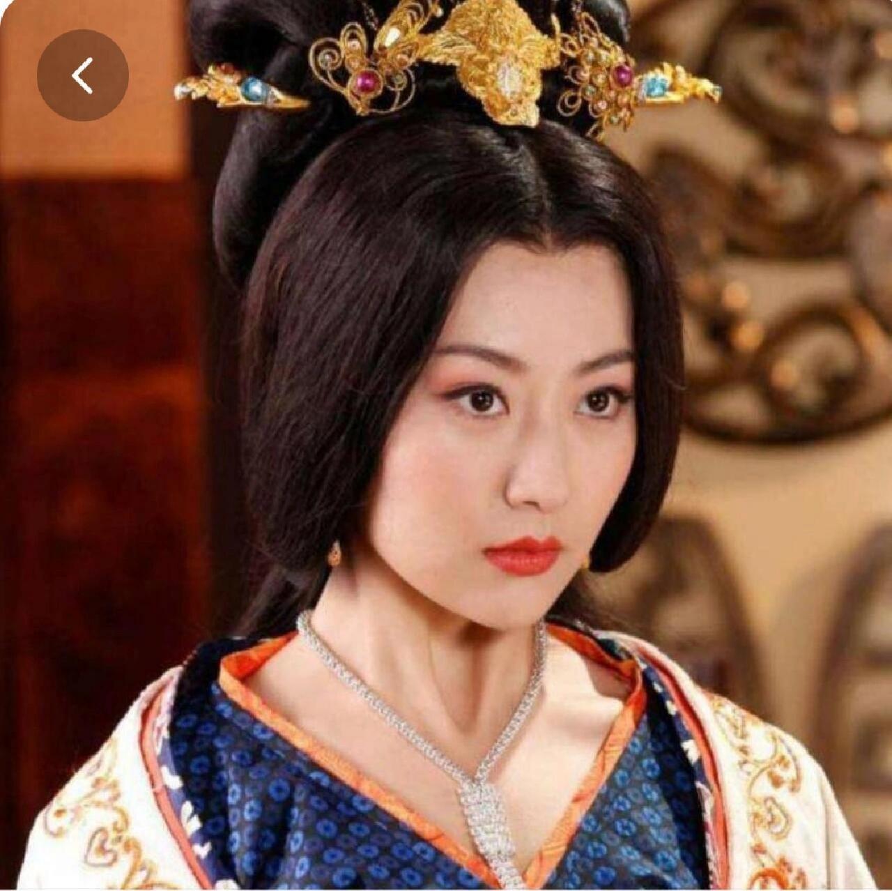 汉国皇帝刘渊病死后，他的儿子刘聪就迫不及待闯入皇后寝宫，一把抱紧年轻貌美的单皇后