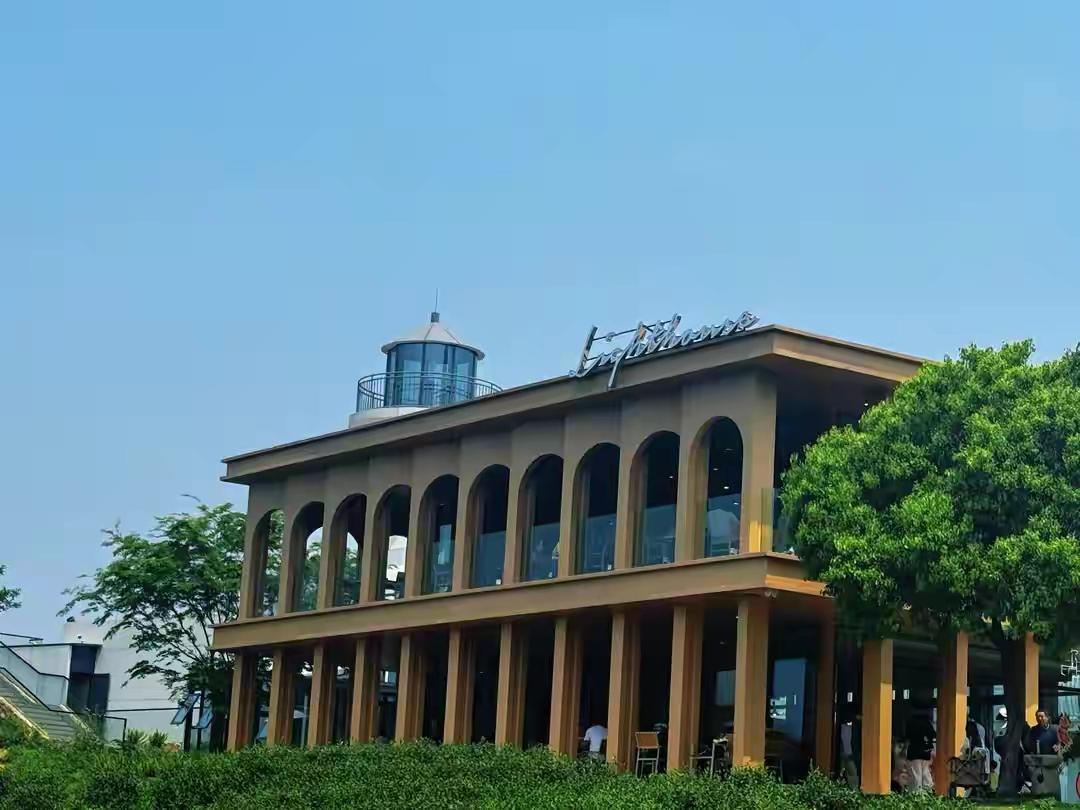 你问我现在旅游最流行什么？不是去多远的地方，是能哪儿都不去。上周我刷到一条