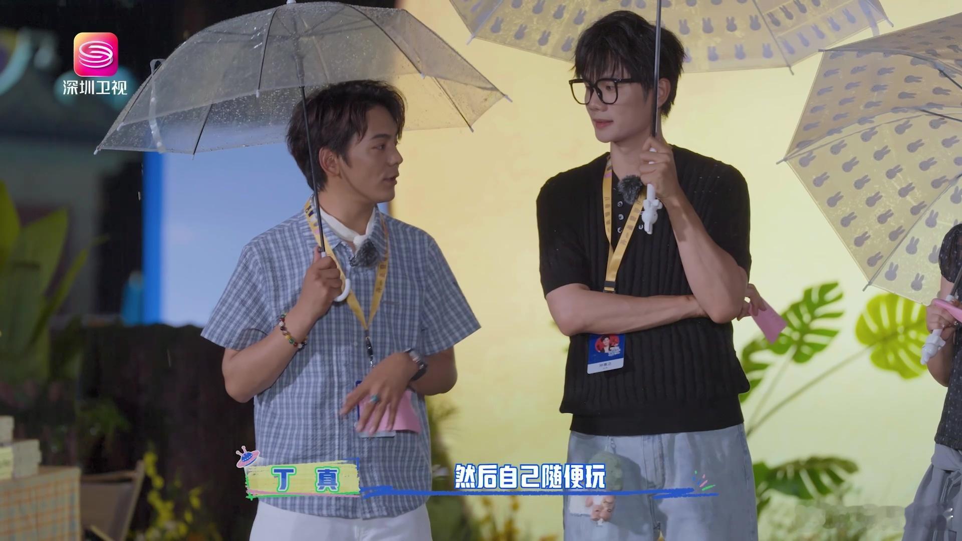 宇宙帮帮忙圳在营业被节目里喜欢编程的初中小男孩暖到了！他来到晨光文具店，不仅挑选