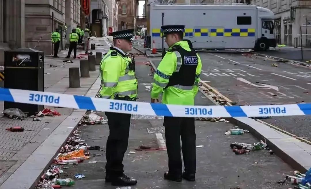 这回算是让人看笑话了那帮润去英国的香港人到底还是把当年的“老本行”给捡起来了