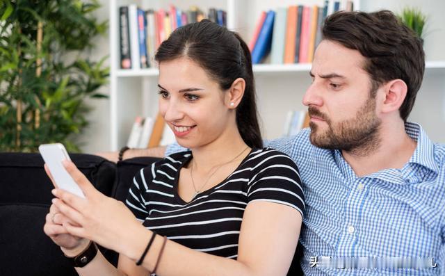 识别女人想离婚的5大异常表现，婚姻危机预警！以下是比较常见的几个表现：1