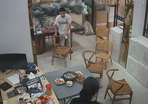 请问一会儿是用笤帚还是掸子？