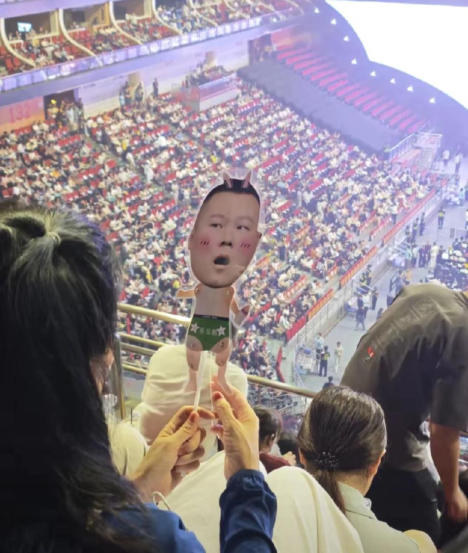 这下好了，演出圈怕是要坐不住了。5月1日岳云鹏广州演唱会，票价最高1580元，