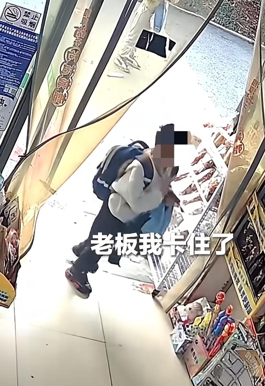 太险了！近日在湖南长沙县，事情发生松某湖小学旁的一家便利店内，当时已是傍晚6点