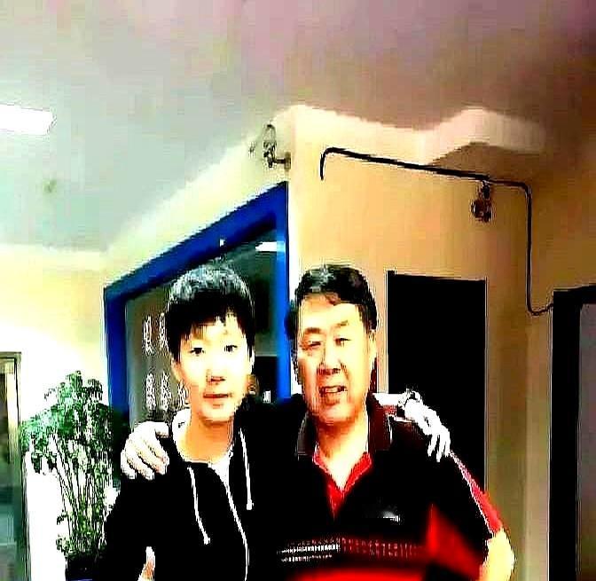 王曼昱送教练的车，光改装就花了15万。她心里一直记着呢，当年天寒地冻，老