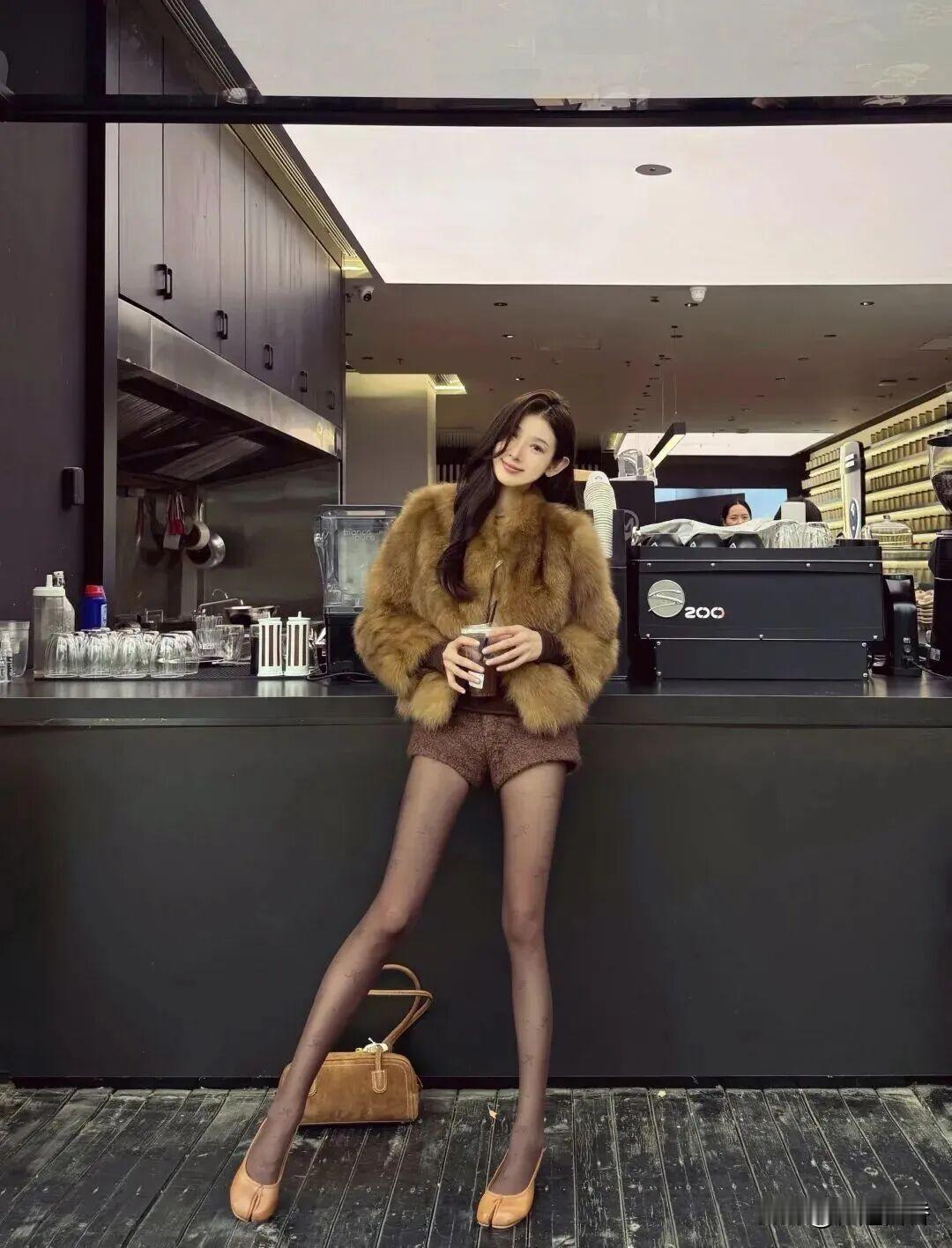 红袖添香夜，轻啜咖啡香。怎样穿搭知性又显身材?如何穿得优雅有气质