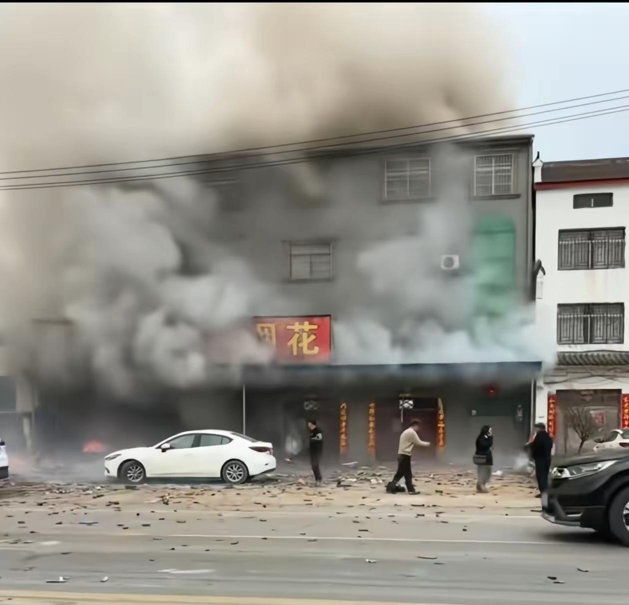 湖北宜城这个事故，我有一个问题百思不得其解，我看视频燃烧了好几分钟，在一楼的