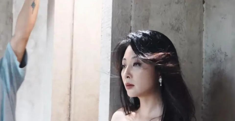 殷桃恋情实锤撒糖啦！被拍到和男友饭后甜蜜同框，她直接上手搭肩膀，这亲昵动作把网友