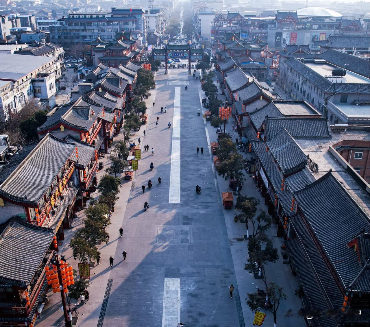 周末冲了趟开封，其实景区本身看得出来花了心思，开封府的体验也挺不错，但几个糟心事