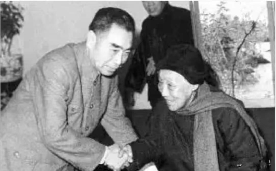 在1963年元旦的团拜会上，当全国政协主席周恩来同志走进会场时，85岁高龄的何香