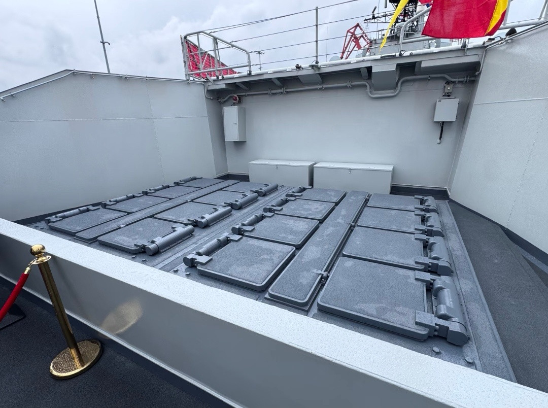 泰州舰舰尾的16单元HQ-16423海军节