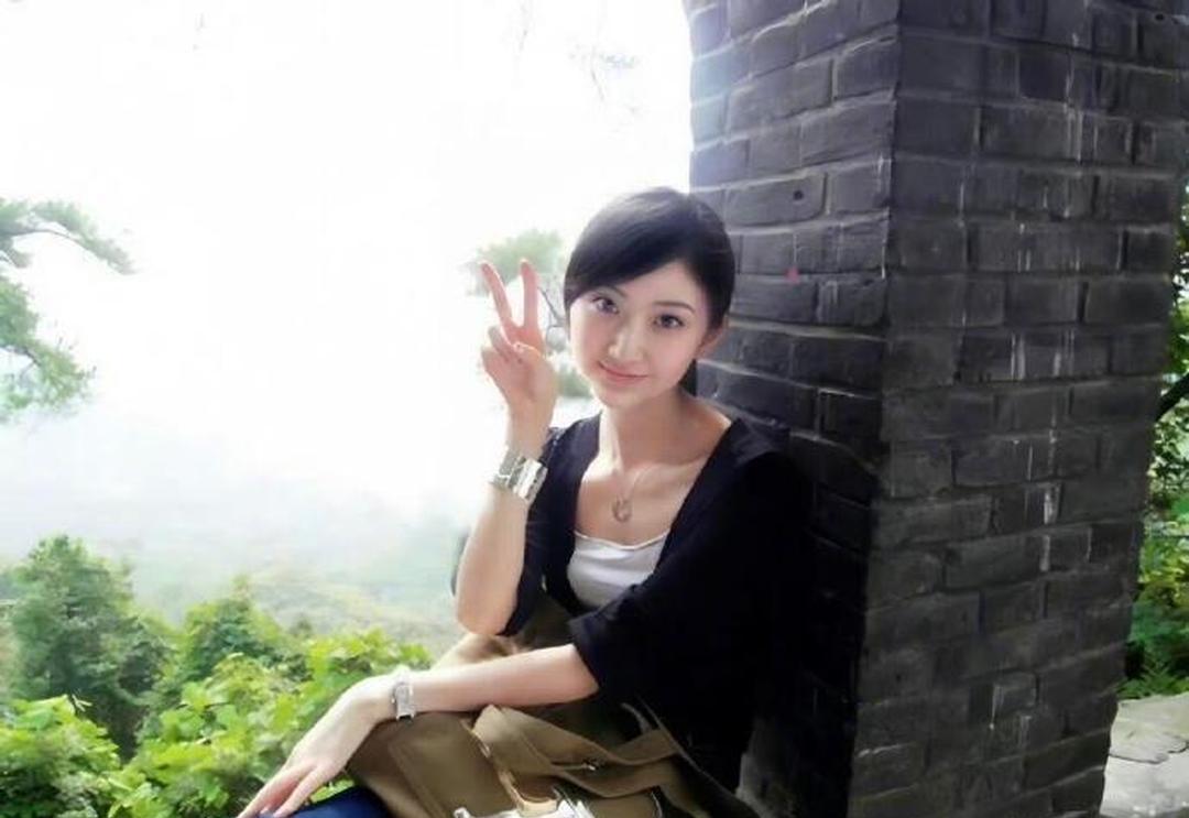 景甜刚出道时的人人网生图，距今已经快20年了。那时候的她青涩又灵动，漂亮也是真的