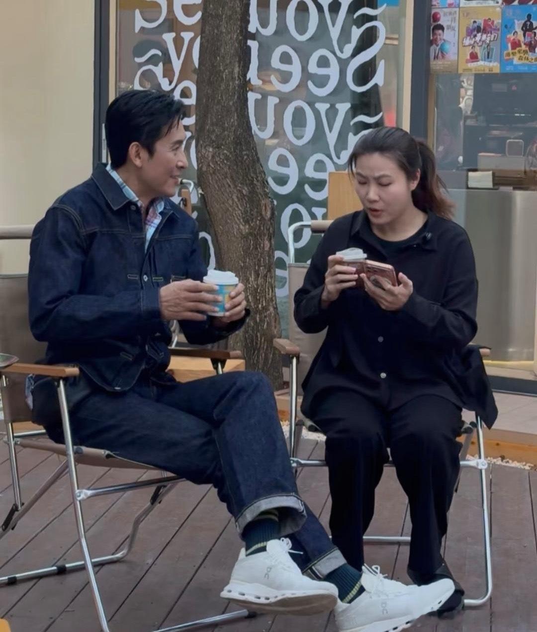 57岁TVB男星马德钟现身广州一家咖啡店休息，他的穿衣打扮很有型，身材又高又瘦，