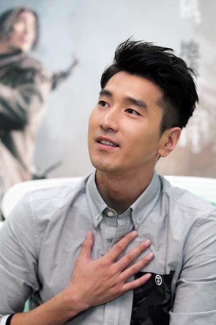 2009年，赵又廷兴高采烈地带女友张钧甯回家见父母，赵父却说：“她太优秀了，你