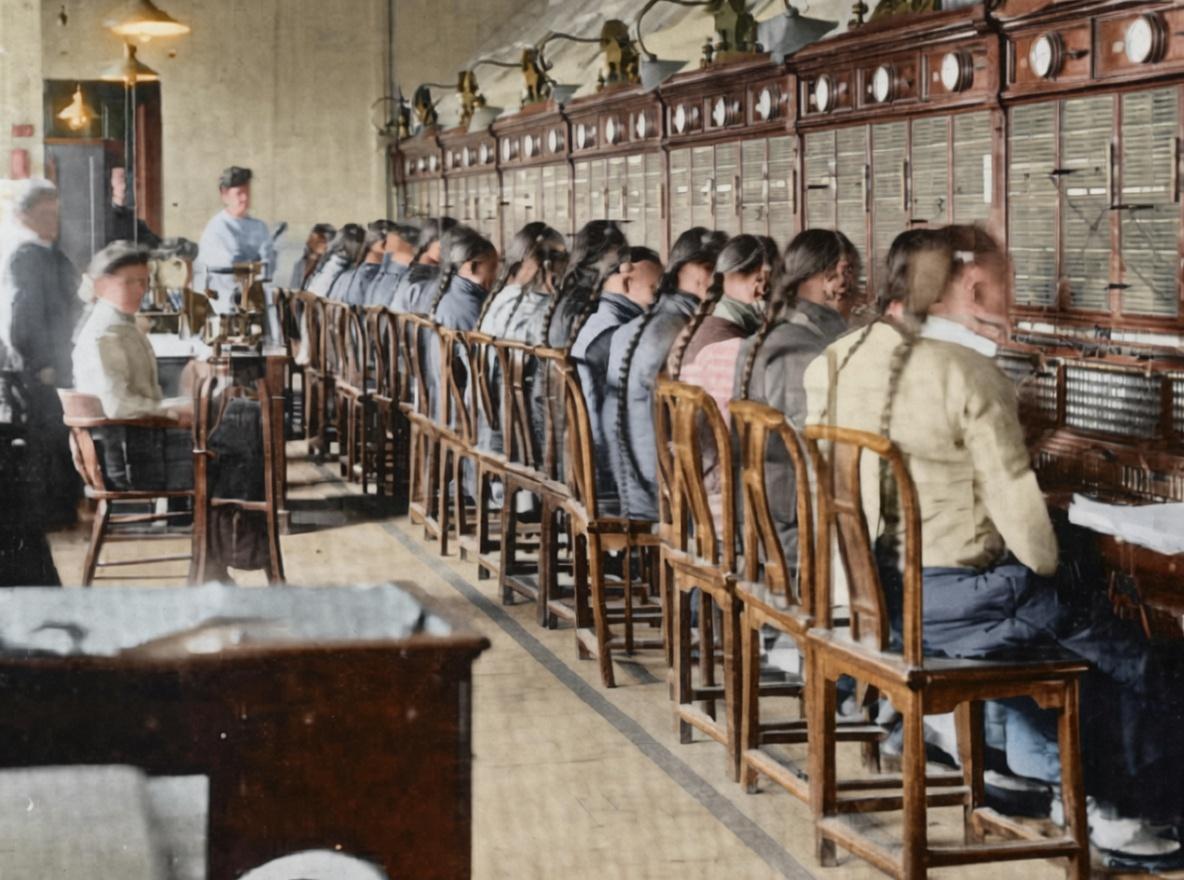 这张老照片是晚清上海电话公司的工作场景，一排留着长辫的中国男性接线员，身着中式短